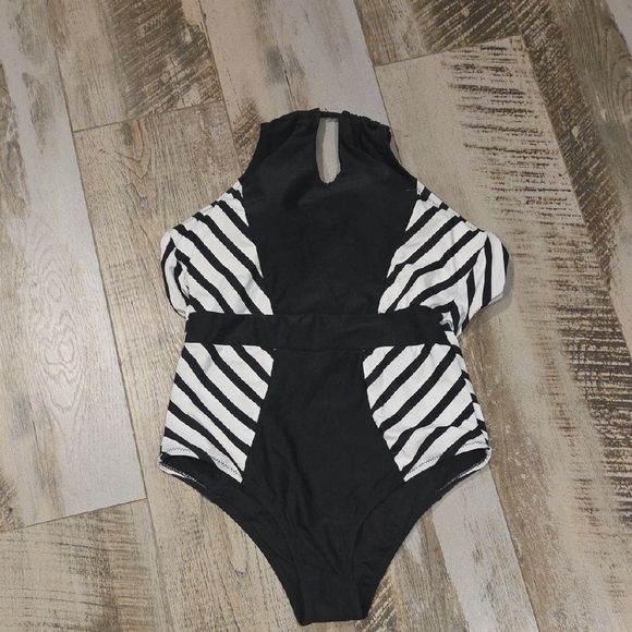 Cupshe Black and White One Piece Swimsuit with Racerback - Picture 4 of 7